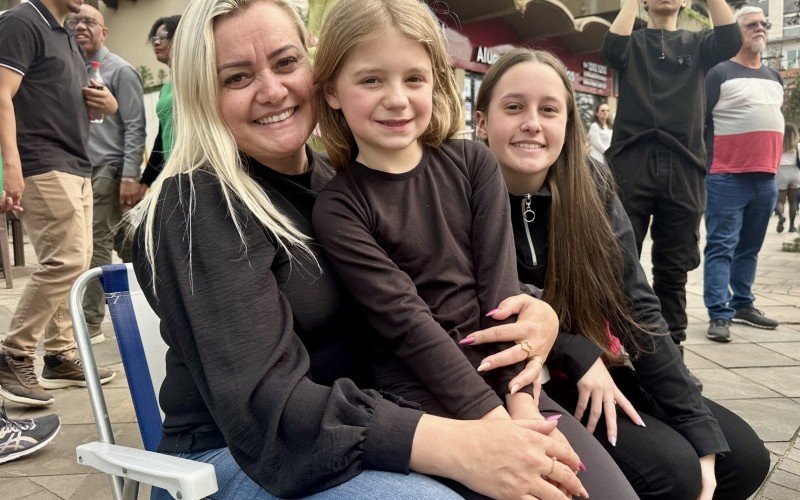 Carin, Isabella e Larissa aproveitando o desfile cívico no Centro de Canela