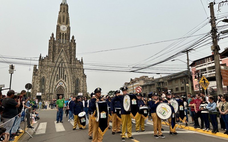 Desfile cívico de 7 de Setembro reúne milhares de pessoas no Centro de Canela