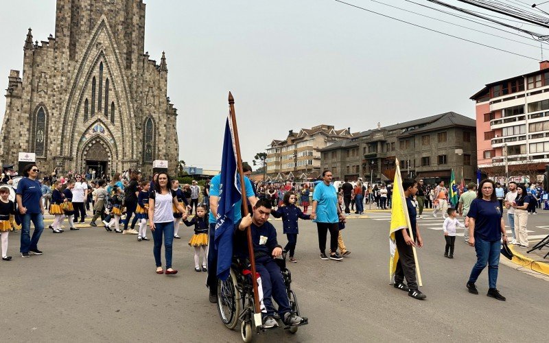 Desfile cívico de 7 de Setembro reúne milhares de pessoas no Centro de Canela