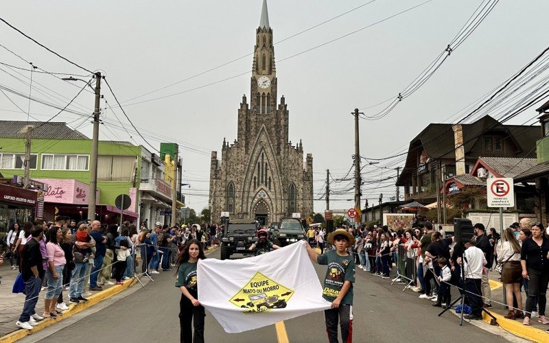 Desfile cívico de 7 de Setembro reúne milhares de pessoas no Centro de Canela