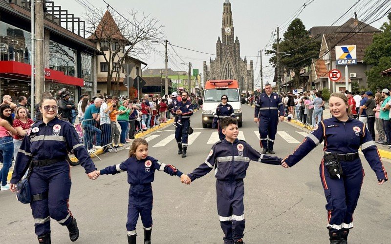 Desfile cívico de 7 de Setembro reúne milhares de pessoas no Centro de Canela