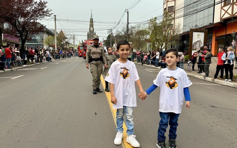 Desfile cívico de 7 de Setembro reúne milhares de pessoas no Centro de Canela