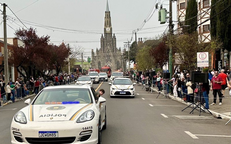 Desfile cívico de 7 de Setembro reúne milhares de pessoas no Centro de Canela