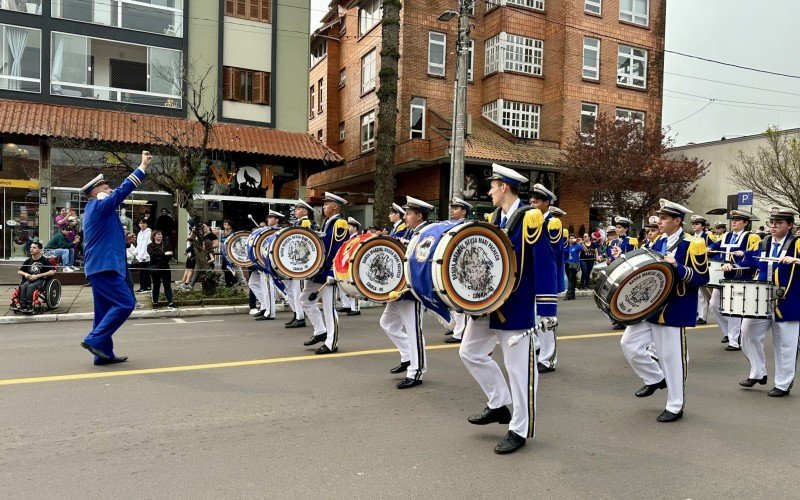 Desfile cívico de 7 de Setembro reúne milhares de pessoas no Centro de Canela