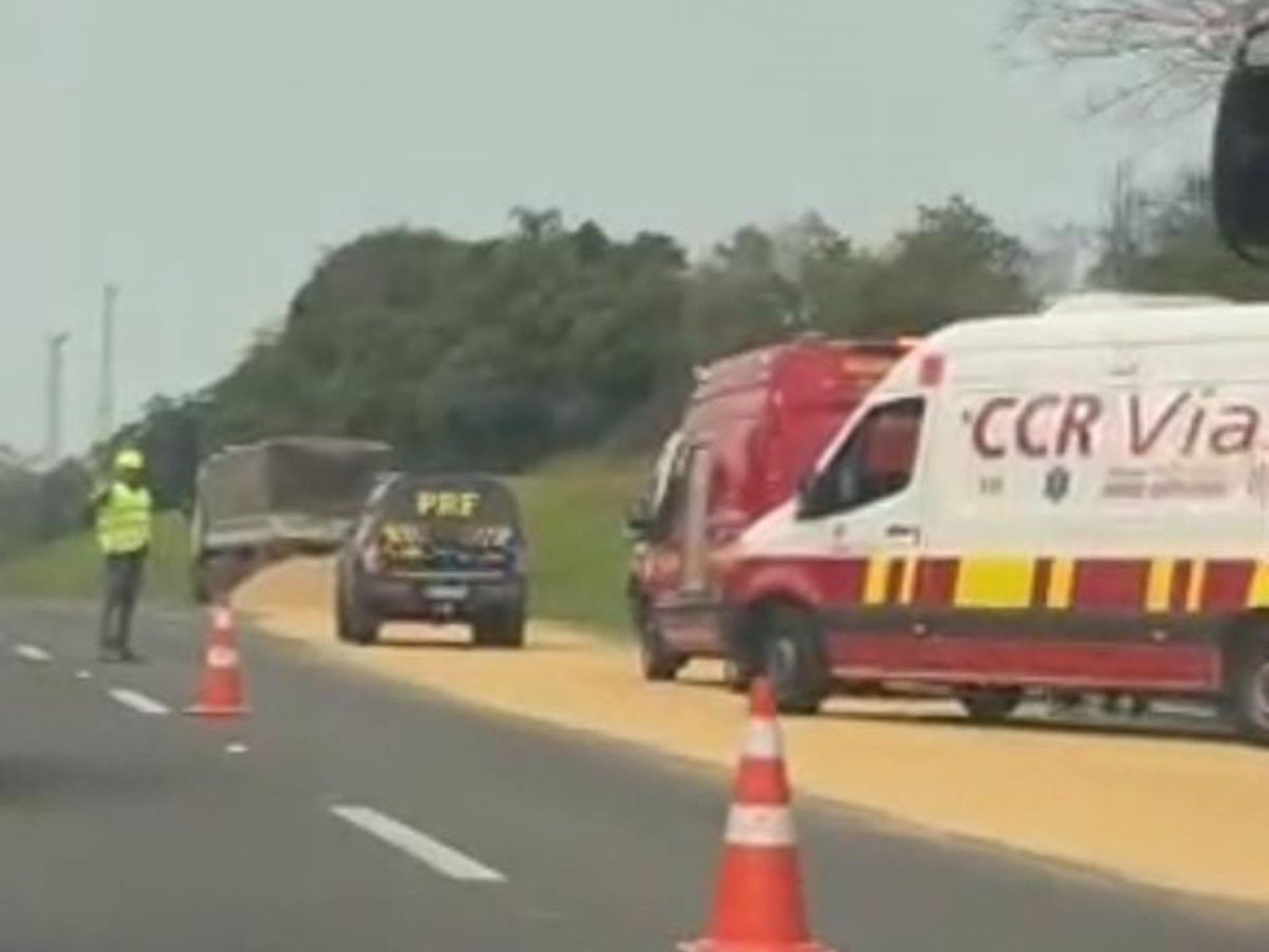 BR-290: Ônibus bate em carreta carregada de arroz e uma pessoa fica ferida