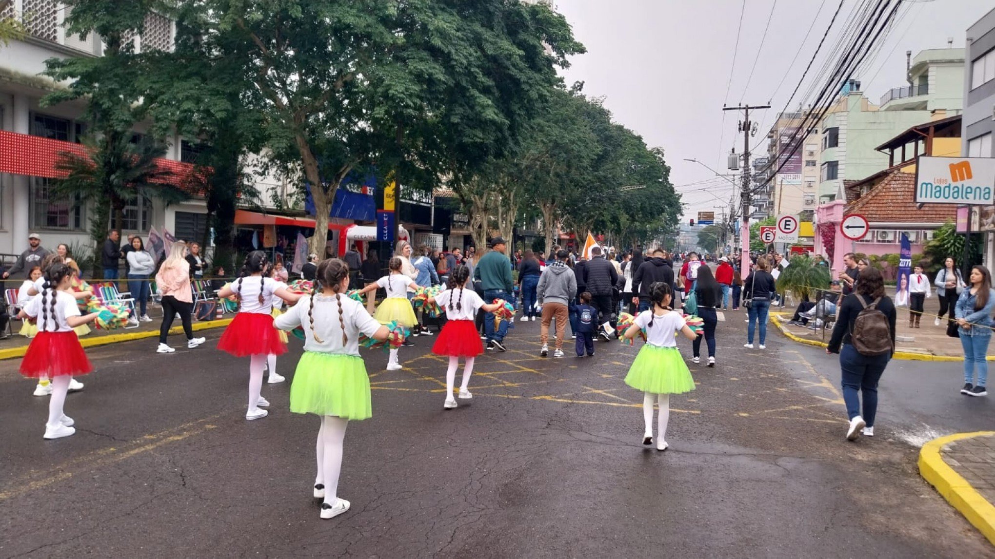 Tempo nublado não afasta público de desfiles cívicos na região; veja fotos