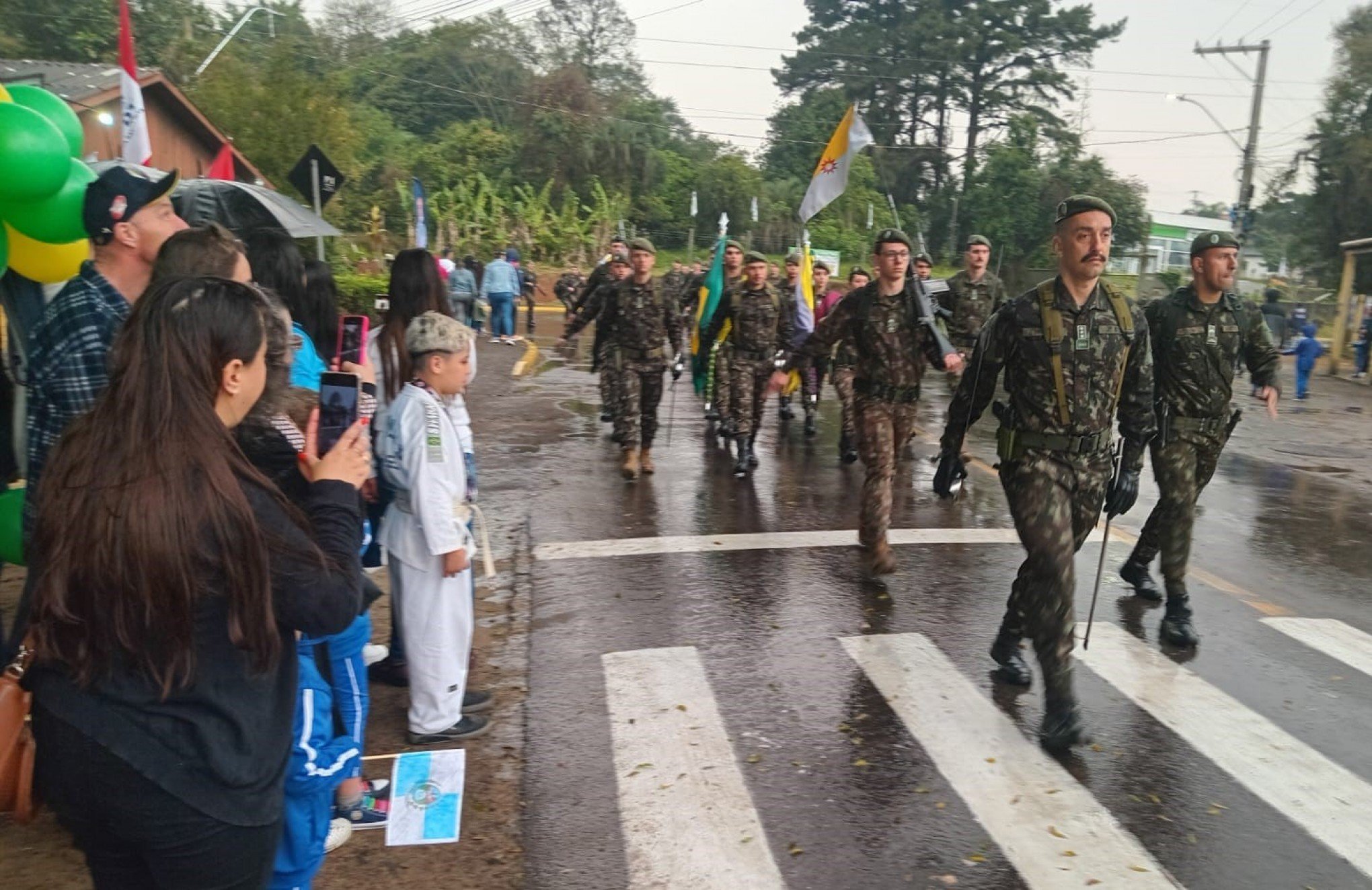 Chuva forte acelera a marcha e interrompe desfile de 7 de setembro em Nova Santa Rita