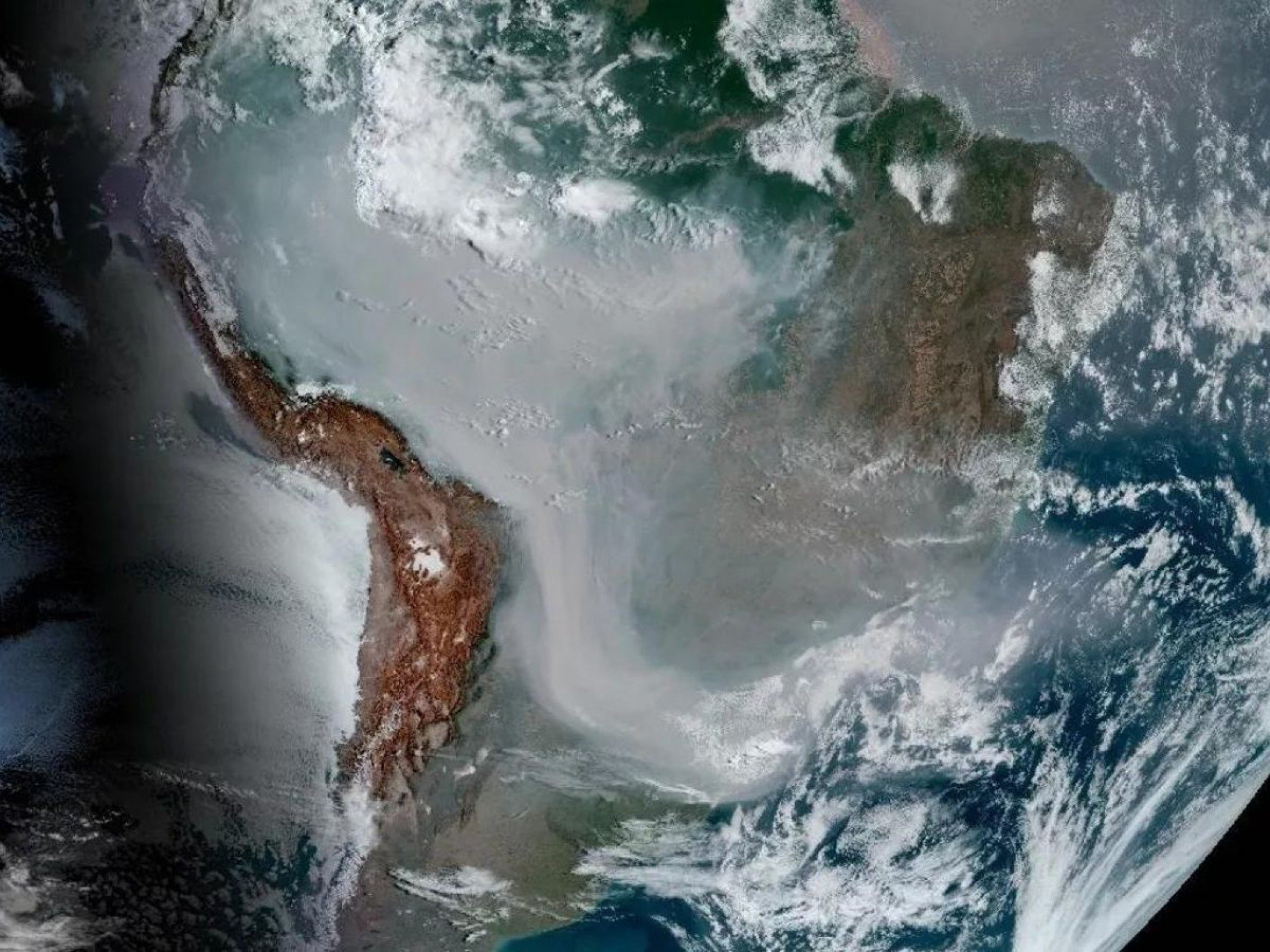 Tempestade de raios chama atenção na Região Sul do Brasil em meio à densa camada de fumaça