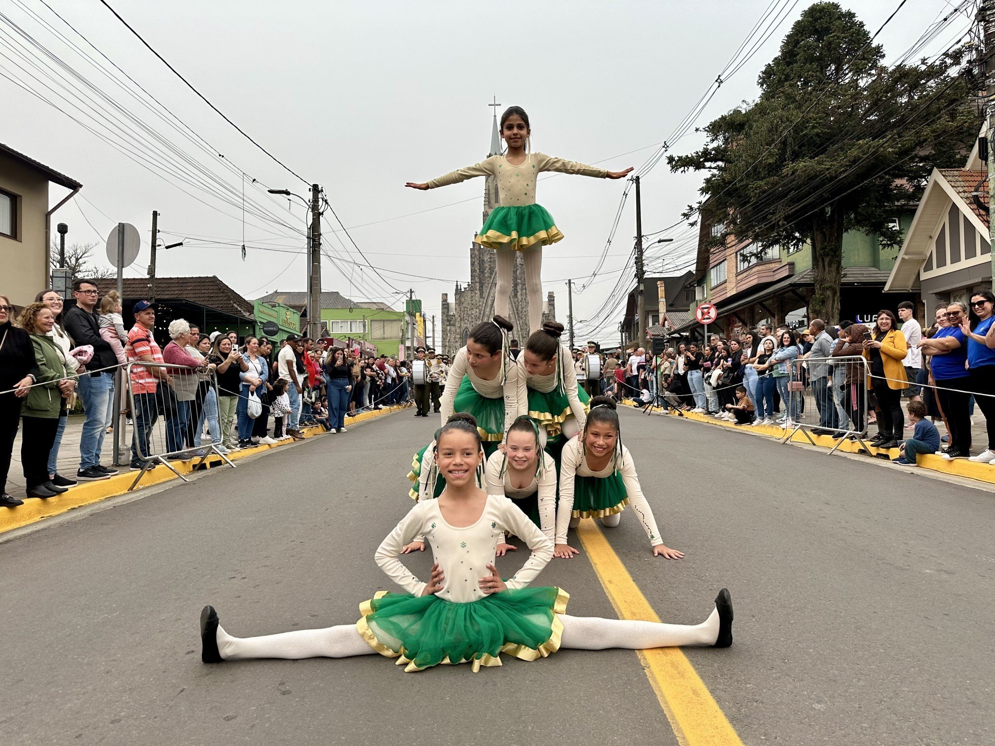 Desfile cívico de 7 de Setembro reúne milhares de pessoas no Centro de Canela