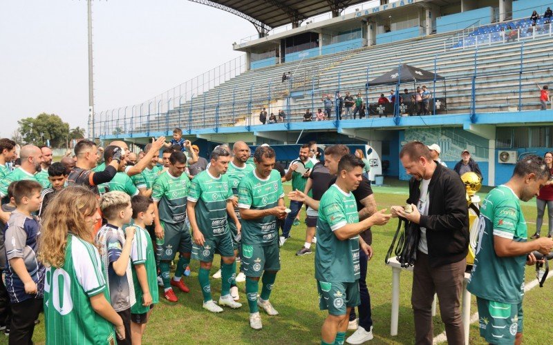 Secretário Municipal de Esporte e Lazer (SMEL), Daniel Becker, e diretor, Dieizon Rech, entregaram as medalhas aos campeões | abc+