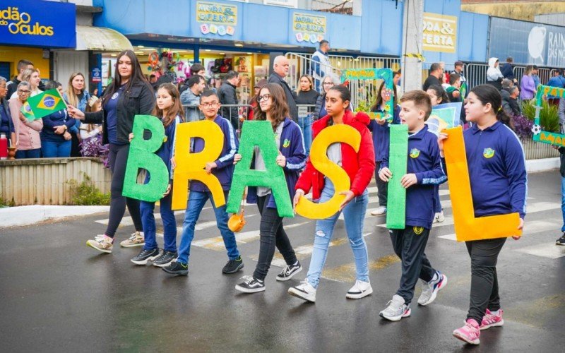 Chuva e umidade não impediram o desfile de Esteio