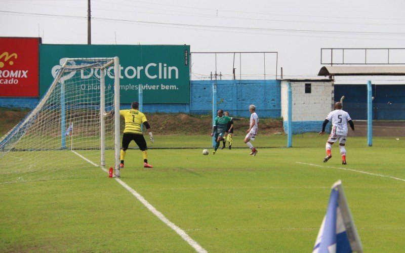 Delei faz jogada pela direita e cruza para o gol de Delmir