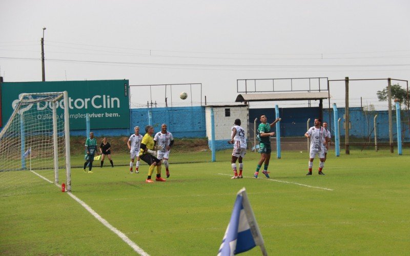 Delei faz jogada pela direita e cruza par ao gol de Delmir