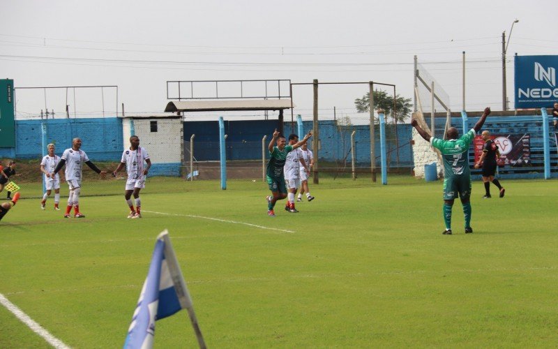 Delei faz jogada pela direita e cruza par ao gol de Delmir