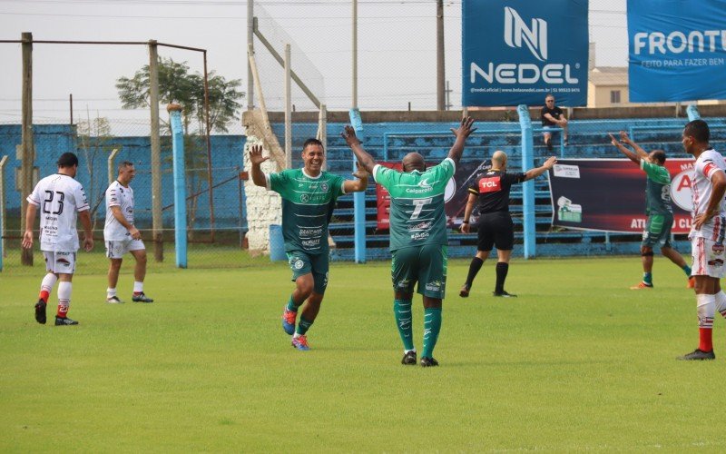 Delei faz jogada pela direita e cruza par ao gol de Delmir