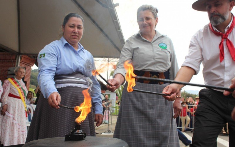 Desfile a cavalo marca chegada da Chama Crioula a Sapiranga | abc+