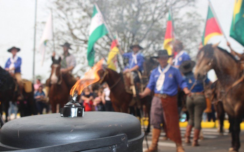 Desfile a cavalo marca chegada da Chama Crioula a Sapiranga | abc+