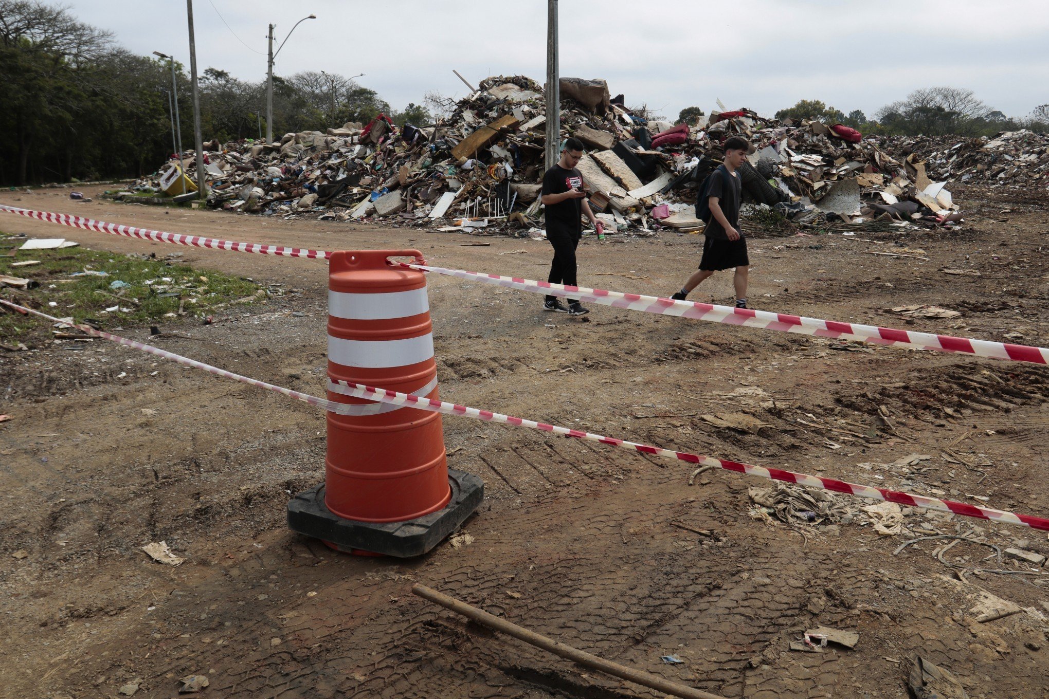 Montanha de entulhos da enchente tem novo prazo para ser retirada do Parque Eduardo Gomes