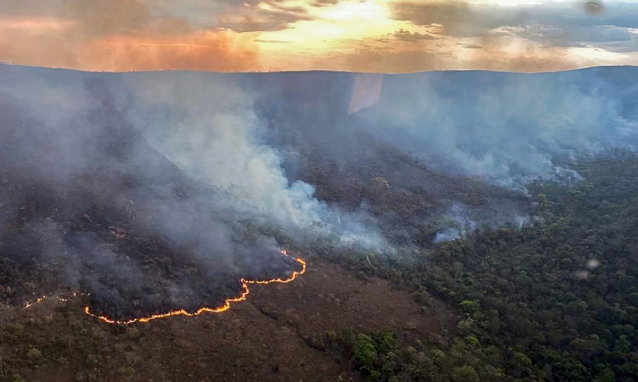 Incêndio queima 10 mil hectares do Parque da Chapada dos Veadeiros | abc+