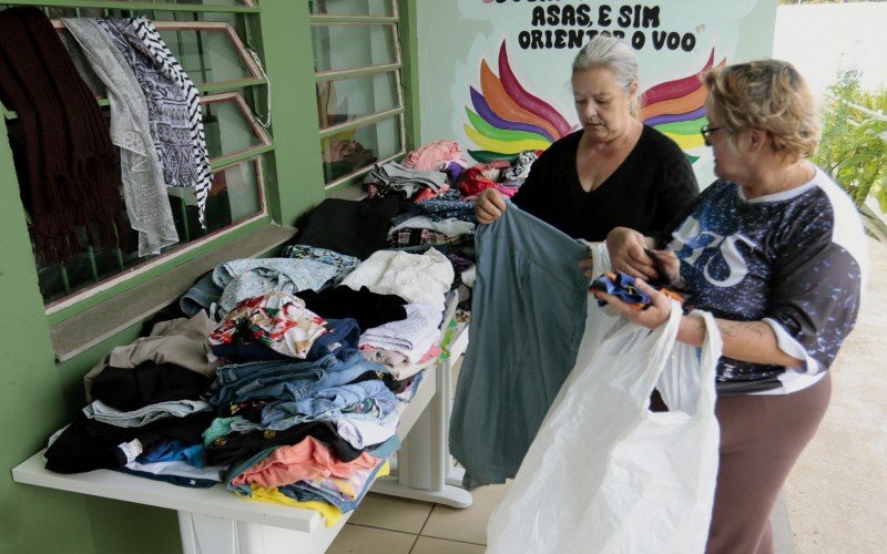 As amigas Eva Teresinha de Ávila, 64 anos, e Vera Machado, 68, vieram até a EMEI Vó Lola para escolher peças para família e amigos