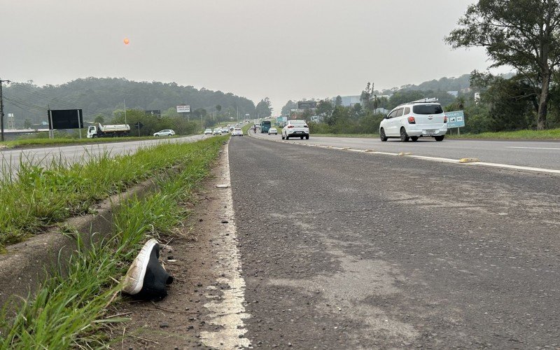 Vestígios do acidente continuavam expostos às margens da RS-239 nesta segunda-feira (9) | abc+