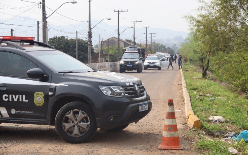 Polícia Civil e Instituto Geral de Perícias (IGP) fazem reconstituição de caso onde homem é acusado de bebê de carro e atropelar ex-mulher
