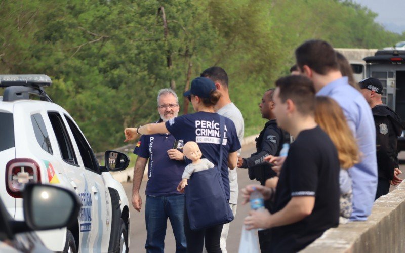 Polícia Civil e Instituto Geral de Perícias (IGP) fazem reconstituição de caso onde homem é acusado de bebê de carro e atropelar ex-mulher
