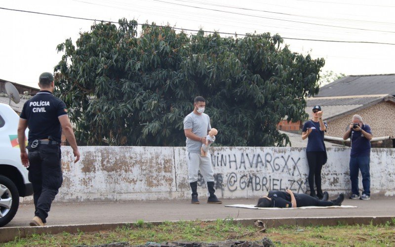 Polícia Civil e Instituto Geral de Perícias (IGP) fazem reconstituição de caso onde homem é acusado de bebê de carro e atropelar ex-mulher | abc+