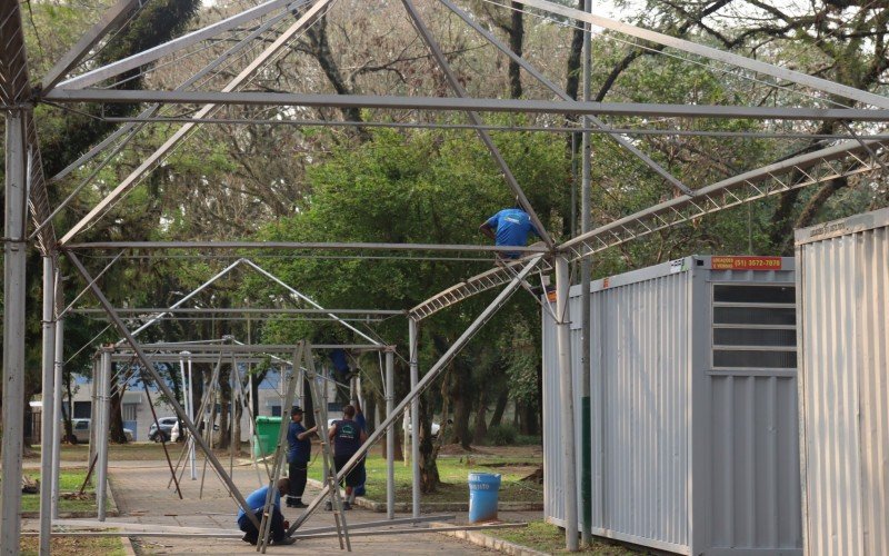 Estruturas estão sendo montadas durante esta segunda-feira (9)