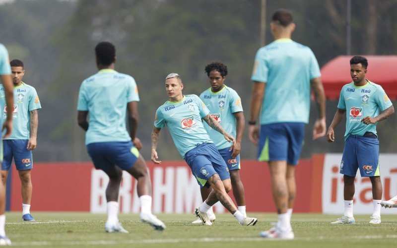 Antes de embarcar para o Paraguai, seleção brasileira treinou no CT do Caju, em Curitiba | abc+