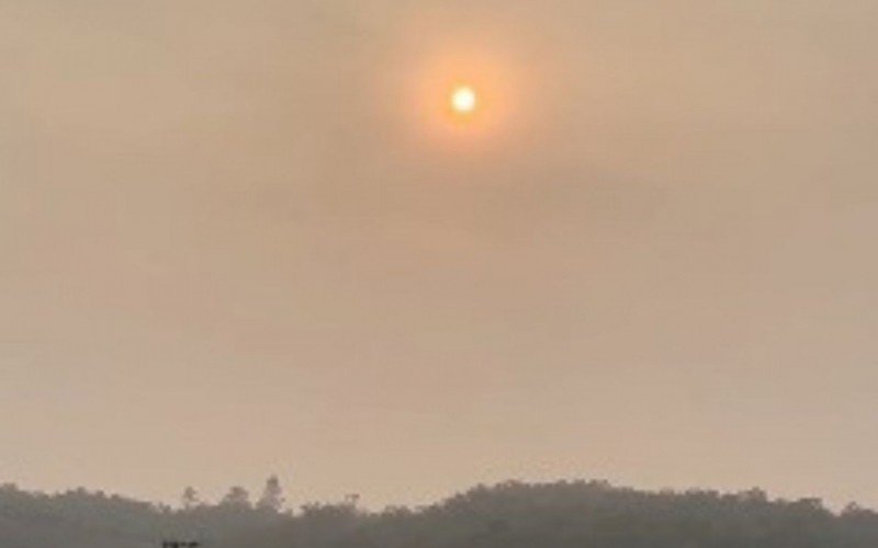 Sol laranja e céu acizentado em Novo Hamburgo devido à fumaça das queimadas | abc+