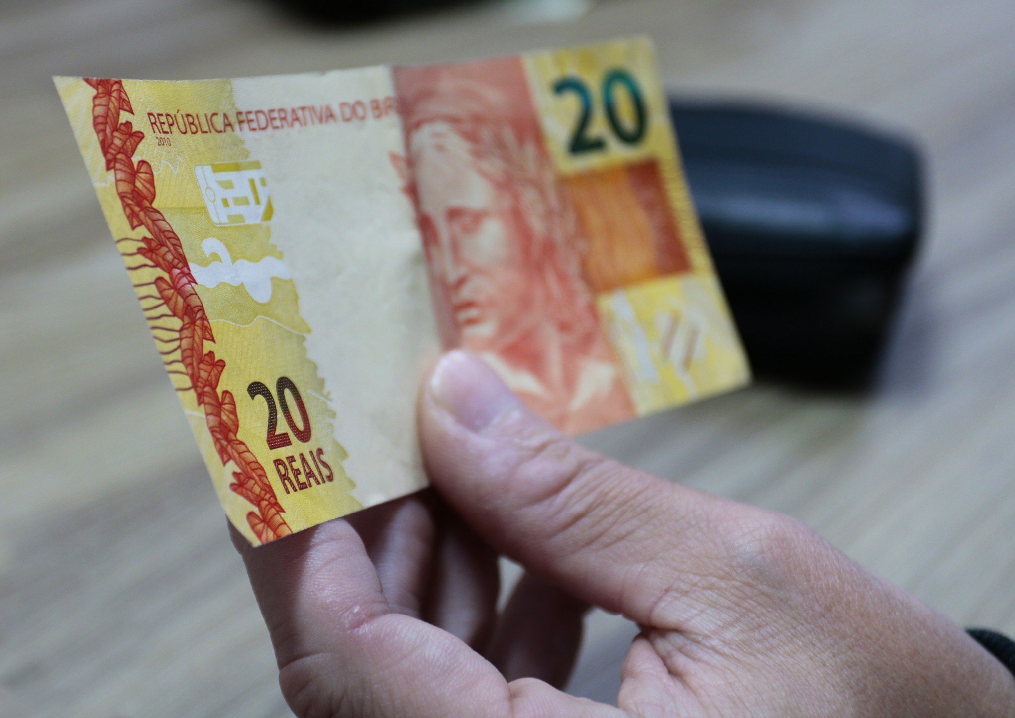 Notas falsas de R$ 20 e R$ 100 circulam pelo comércio de Canoas; entenda golpe