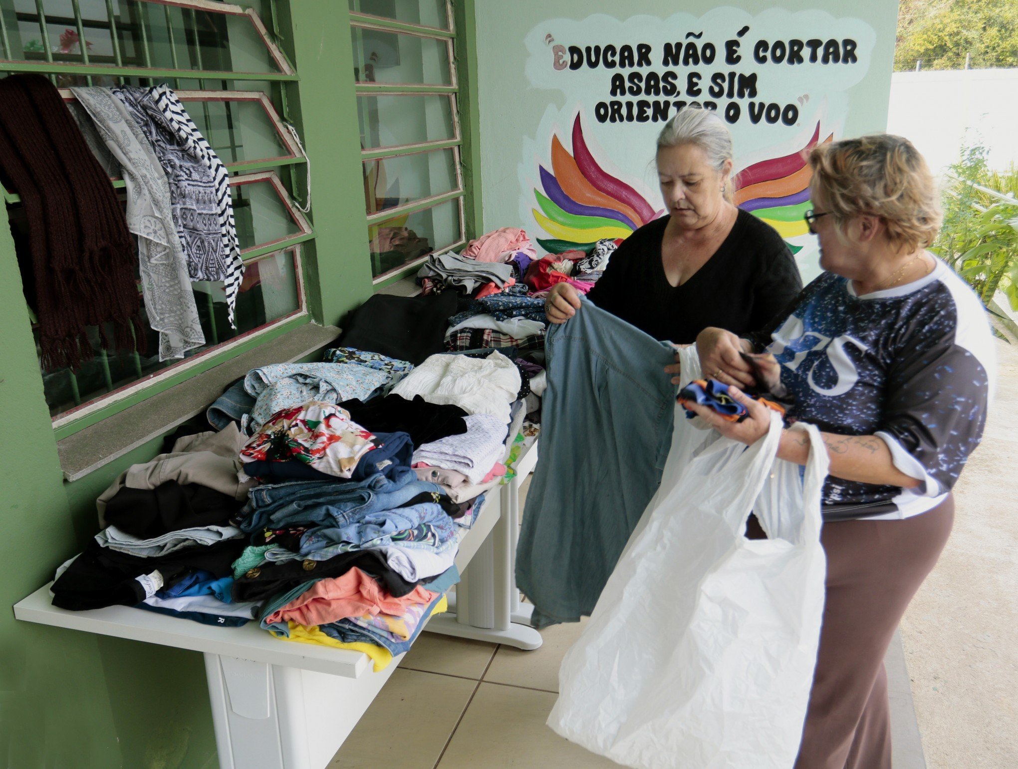 Moradores recebem doações de ônibus itinerante nesta segunda-feira (9) no bairro Niterói