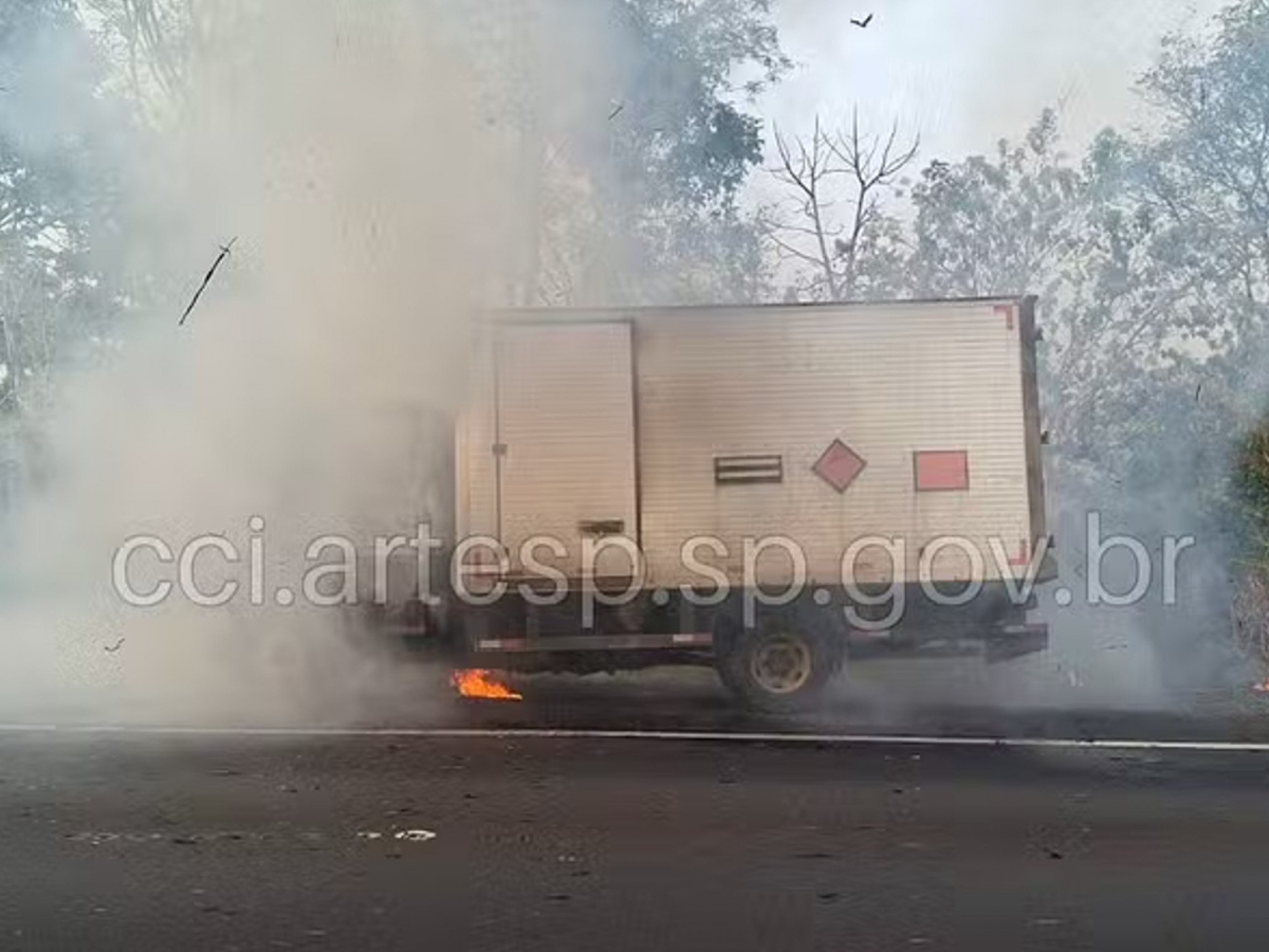 Caminhão com 6 mil dinamites pega fogo em rodovia