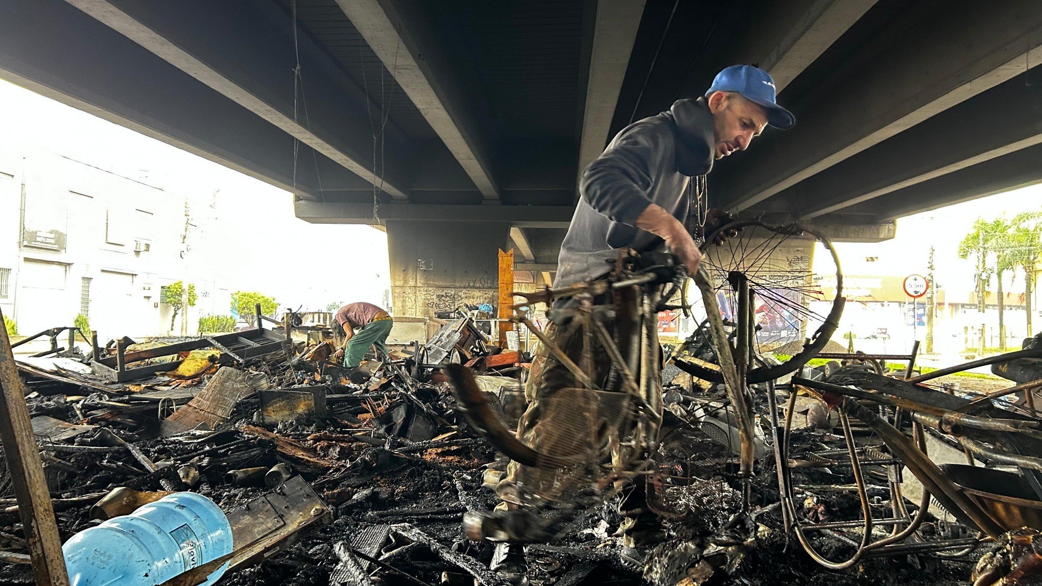 VÍDEO: Moradores em situação de rua dormiam sob viaduto no momento de incêndio na BR-116