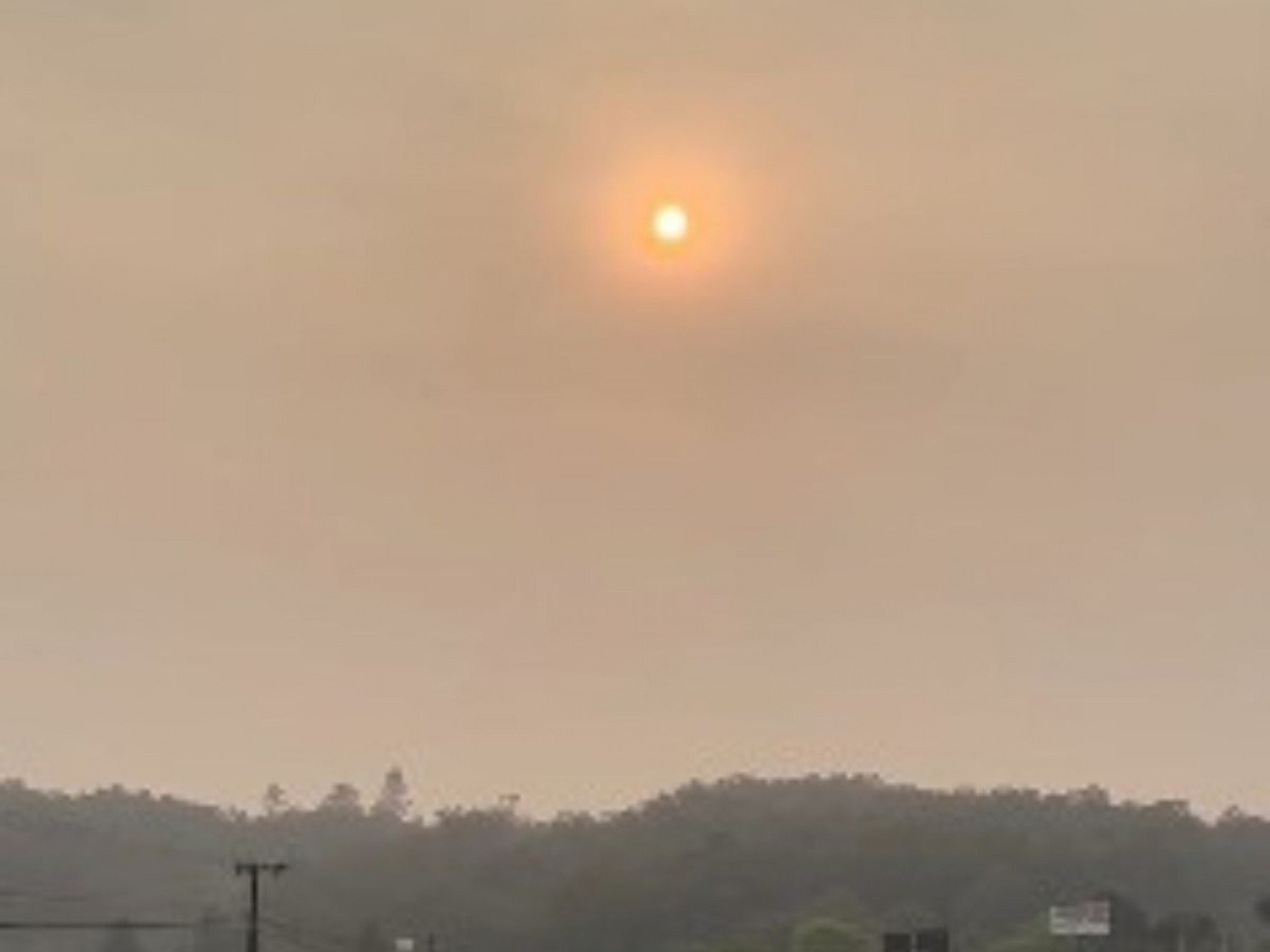 Sol laranja e céu acinzentado; entenda o fenômeno que também afeta a qualidade do ar no RS