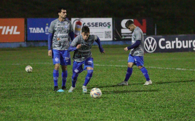 Meia Augusto (com a bola) projetou o duelo desta quarta-feira | abc+