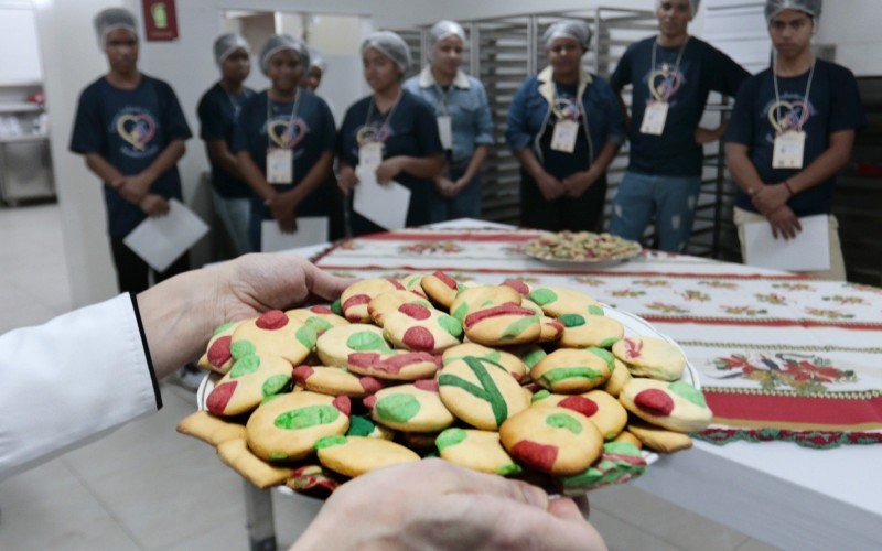  Jovens de entidades aprenderam na prática como fazer a massa para o biscoito de natal