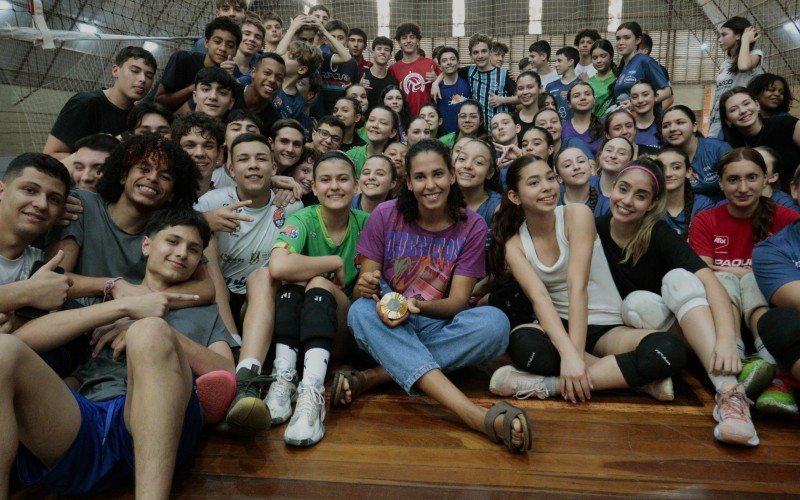 A jogadora de vôlei Duda Lisboa foi recebida pelos alunos e alunas do Centro Olímpico Municipal