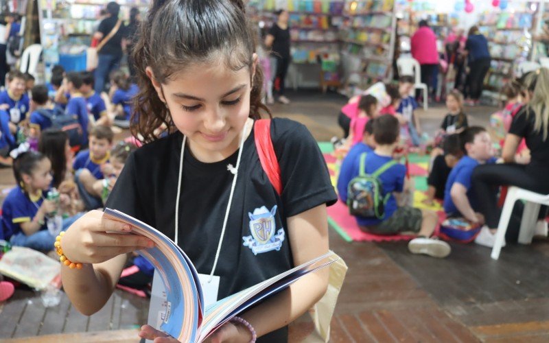 Apaixonada por literatura, Eduarda Petry conta que todos os seus livros são seus favoritos