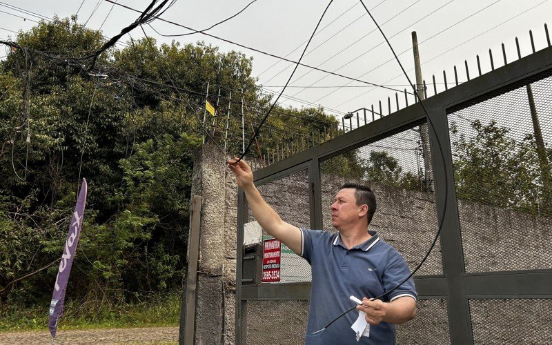 Fios ficaram soltos e baixos após RGE retirar poste de energia elétrica no local