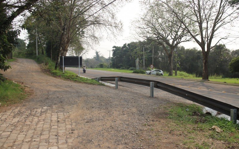 Bloquei metálico divide a BR-116 e a rua Pedro Alfredo Johann