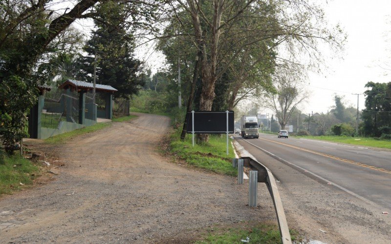 Bloquei metálico divide a BR-116 e a rua Pedro Alfredo Johann