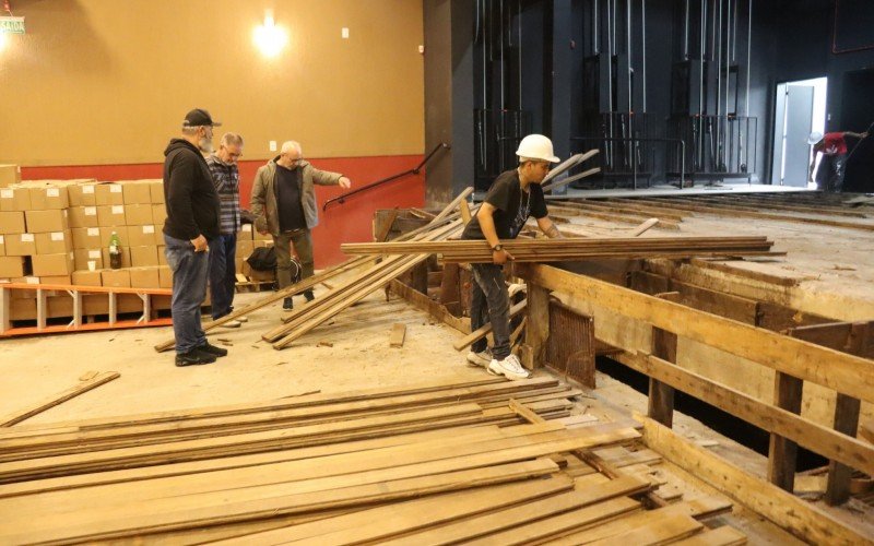 Cristiano Adeli, Marcel Frison e Jari da Rocha acompanham os trabalhos de reforma no Teatro Municipal 