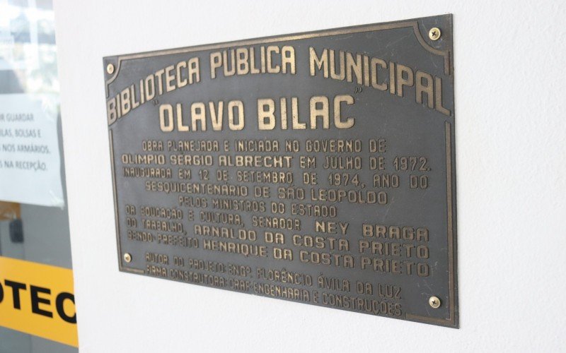 Placa fixada no prédio destaca sua entrega, há 50 anos, com a mudança da Biblioteca Pública para o local