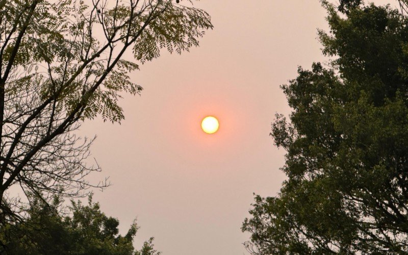 ONDA DE CALOR: Temperaturas vão passar de 35°C no RS? Sol alaranjado é registrado mais uma vez; veja a previsão do tempo | abc+