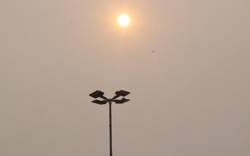 Sol alaranjado e céu cinza, efeito da fumaça das queimadas, na manhã desta terça-feira (10) | abc+