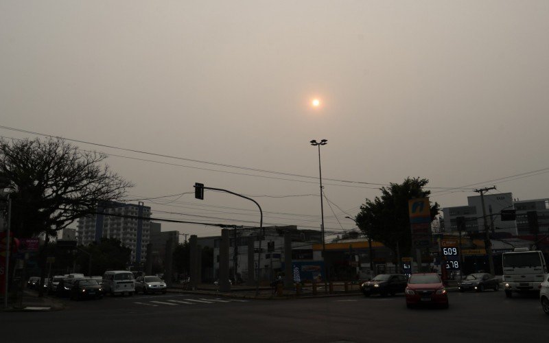 Sol alaranjado e céu cinza, efeito da fumaça das queimadas | abc+