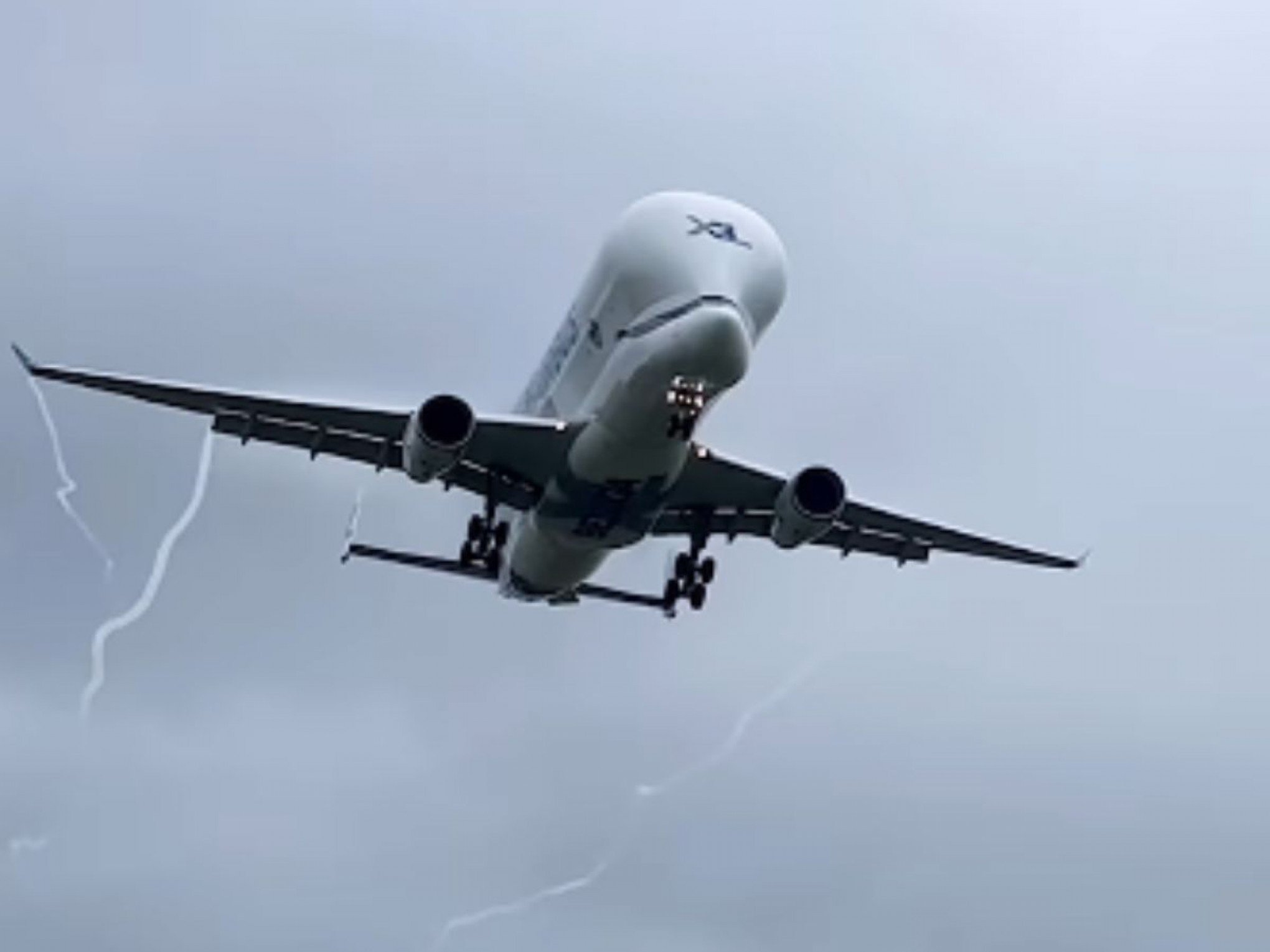 VÍDEO: Avião Airbus que parece uma baleia faz pouso de emergência