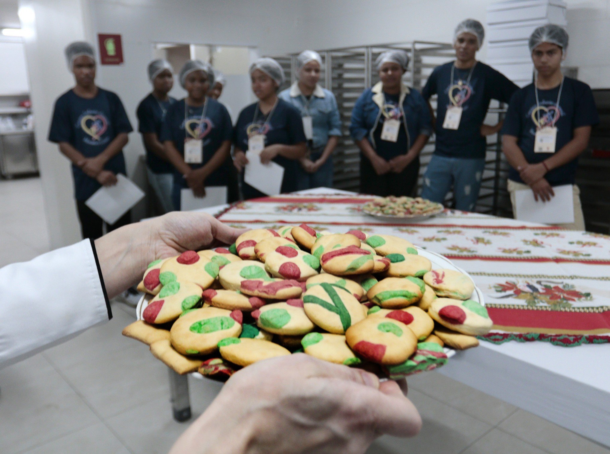 Alunos aprendem a fazer biscoito em feira de Canoas